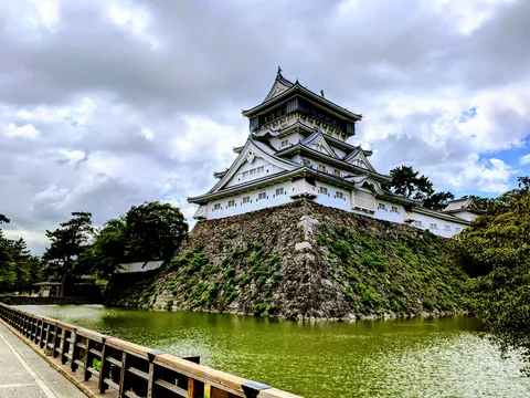 水面に佇む白亜の天守閣