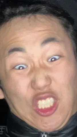 強烈な表情で掴む視線