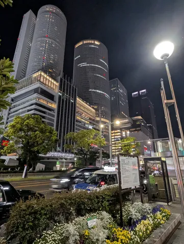 都会の夜景に、癒やしの緑と光
