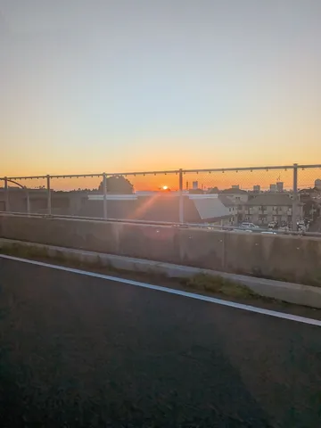 夕暮れの光が街を染める