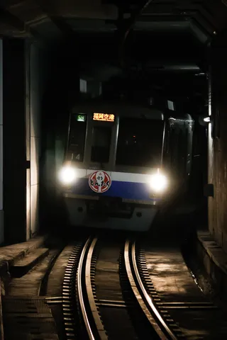 暗闇を走る季節を感じる列車