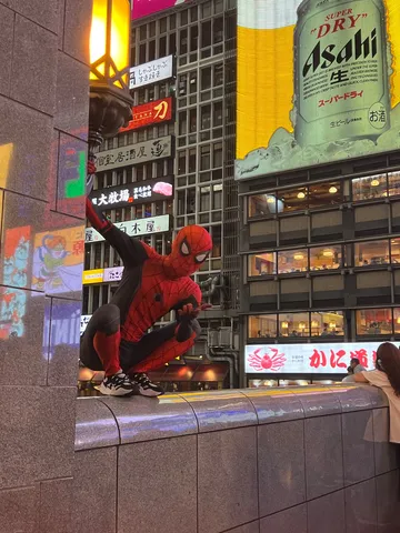 夜の街に舞い降りたヒーロー