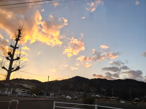 夕焼けに染まる雲と山のシルエット