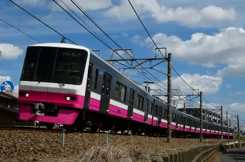 青空と躍動するピンクの列車