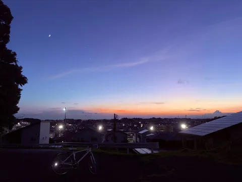 月と星、そして街の灯り
