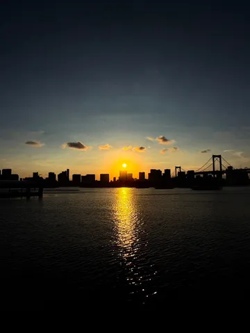 水面に伸びる夕景