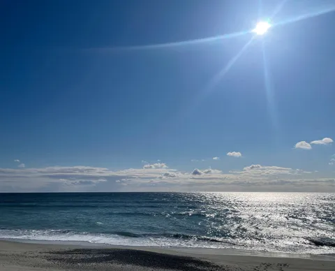 太陽と海、青い空のコントラスト