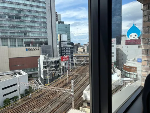 都会の線路と空気感