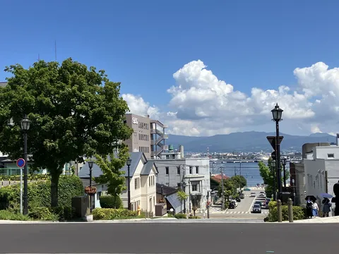 青空広がる港町の坂道