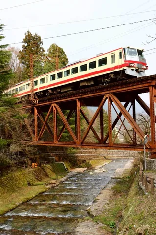 時代を運ぶ、錆びた鉄橋の旅