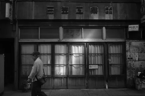 街角の静かな歩み