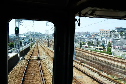 電車の窓から見える日常風景