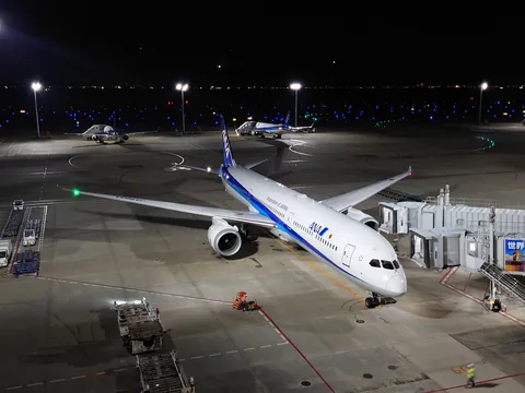 夜の空港、青い翼の輝き
