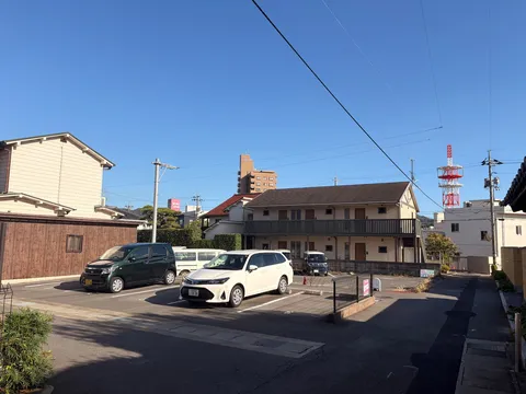 青空と駐車場の静かな日常