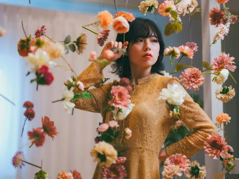 花に埋もれる幻想的なポートレート