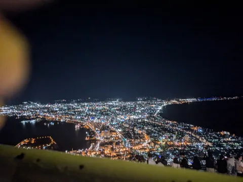 夜景に溶け込む人々のシルエット