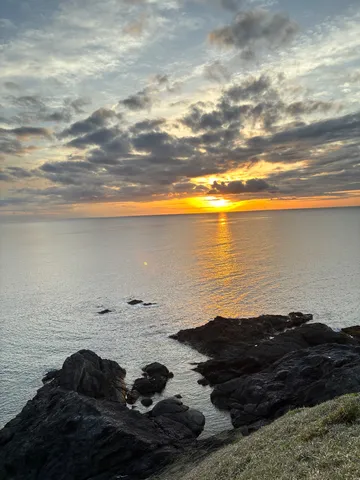 岩場を照らす夕日の輝き