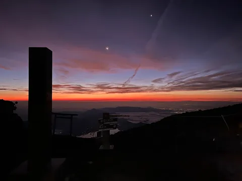 夜明け前の宇宙と地球の境界線