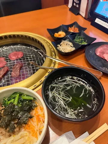 焼肉と小皿の彩り風景