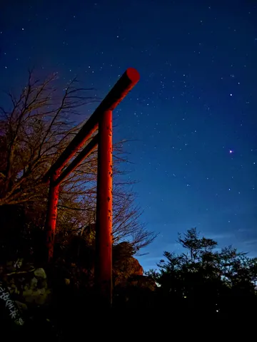 星空に浮かぶ赤い門