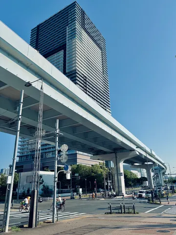 近代的なビルの静かな日常