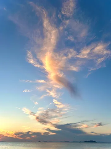空に描かれた光の絵画
