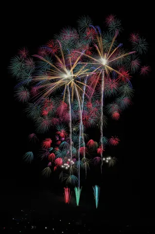 夜空に咲く花火の瞬間