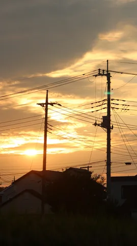 夕暮れの電線と町並み