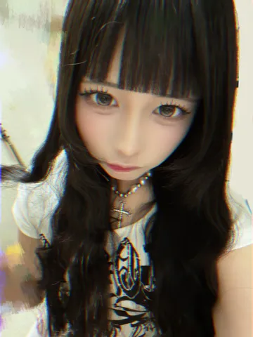 黒髪ロングとクロスネックレスのアンニュイな世界