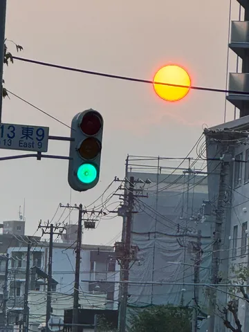 黄昏の街角と信号の光