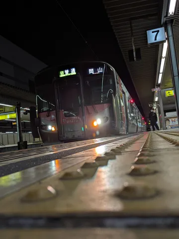 夜の駅、旅立ちの予感