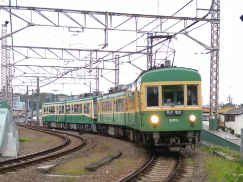 緑の列車が描く、街の曲線