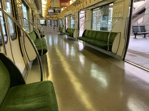 静寂の車内、移ろいの光