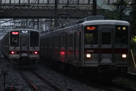 雨粒きらめく、駅の日常
