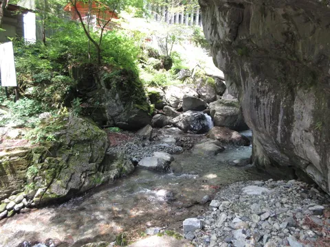 岩と流れの静寂