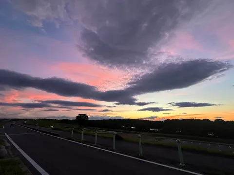 茜色に染まる空と道