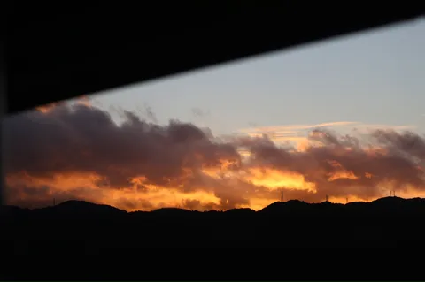 雲間から覗く夕焼けのグラデーション