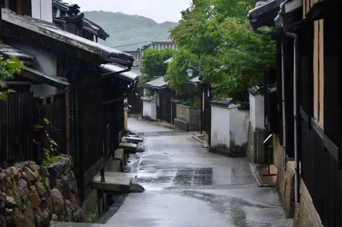 雨上がりの古都の風情