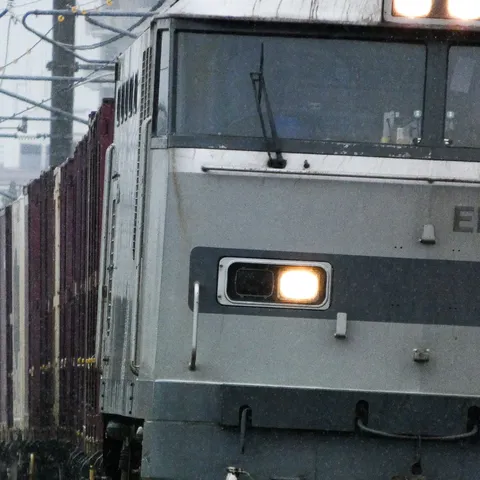 雨を切り裂く銀色