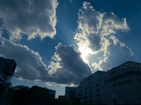雲間から覗く光のカーテン
