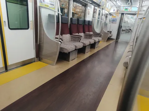 静寂の車内、旅の始まり