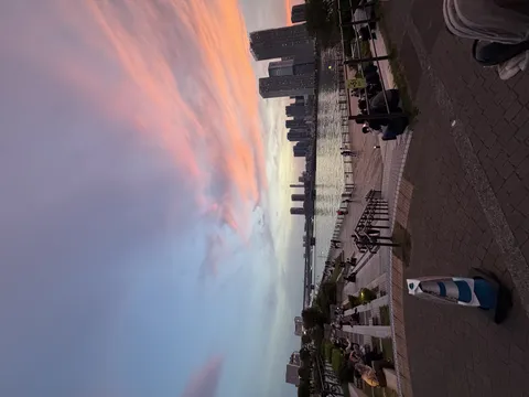 水辺に広がる夕焼け空