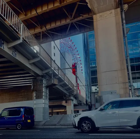 高架下からのぞく赤い観覧車