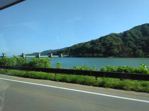 青い空と緑の山、穏やかな水辺