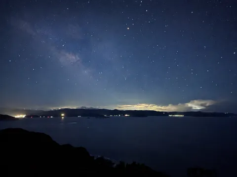 満天の星空と光の街
