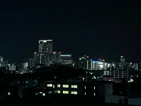 都会の夜景、静かな灯り