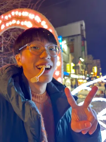 夜の街角、キャンディの微笑み