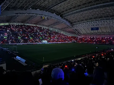 スタジアムを彩る光の波