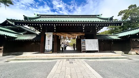 神域の朝の門風景