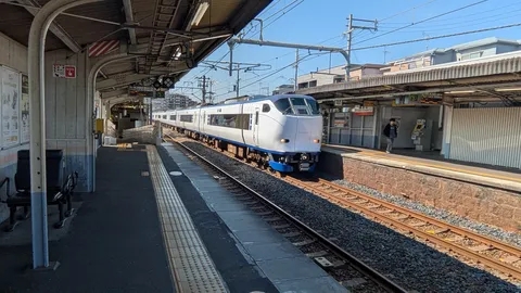 静寂の駅に滑り込む白い特急